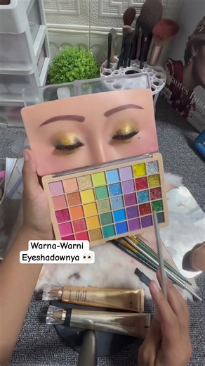 Eyeshadow Palette 40 Warna-Warni Lengkap Untuk Makeup Pemula