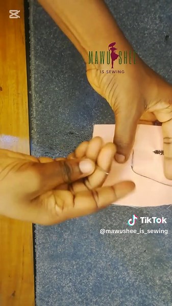 💯🤗 Let's do buttonholes with our hand! Nice and easy #howtobuttonholewithyourhand #sewingtipsandtricks #sewinghackfordressmakersandtailors #sewingtutorial #buttonholes #mawusheeissewing #freehandsewing #beginnerfriendly #CapCut
