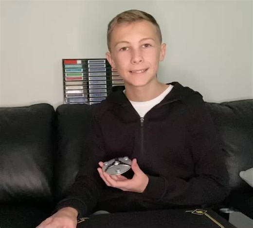 Magic flying saucer trick! This is Zorbi by Marvin’s Magic this is so cool go check it out! @marvinsmagic