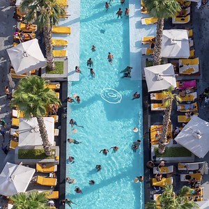 Ein Tag am Pool in #Dubai, z.B hier im FIVE Palm Jumeirah Dubai - moderne Architektur trifft auf eine geniale Pool-Landschaft inklusive Strandzugang. Hier kommen Dubais beste Pools: http://bit.ly/2MjUWTh | Visit Dubai