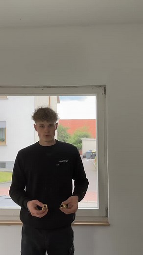 🚰 Wasserzähler montieren – richtig abdichten mit Teflonband In meinem heutigen Video zeige ich dir, wie ich einen Wasserzähler bei mir im Mehrfamilienhaus fachgerecht montiere – Schritt für Schritt erklärt! ⸻ 🔧 Vorbereitung und Abdichtung der Gewinde: • Zuerst erkläre ich, wie man Gewinde korrekt abdichtet – ganz klassisch mit Teflonband • Das Band wird entgegengesetzt zur Einschraubrichtung gewickelt, also im Uhrzeigersinn, wenn man das Gewinde vor sich hält • Ich empfehle ca. 8–12 Wicklungen