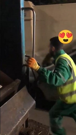 شاهد هذا العامل مجهودات كبيرة لنظافة الشوارع #عمال_النظافة