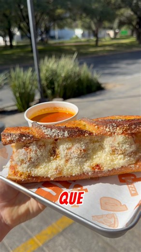 DUMBO PIZZA on Instagram: "Última semana de Dumbo Calzada 🍕 Y la cerramos con broche de oro: el nuevo Meatball French Dip 🤤 Tres albóndigas bien hechas, bañadas en una nueva salsa de tomate deliciosa y servidas en pan de masa madre crujiente, con parmesano y un bote de la misma salsa de tomate que llevan las albóndigas te la vas a querer tomar 🔥 Solo estará disponible del 10 al 16 de noviembre, así que si no lo pruebas… luego no digas que no te avisamos 😶 #dumbopi