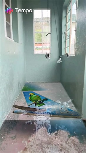 Bottle collision of Savannah the Yellow-headed Amazon - Frontier Airlines