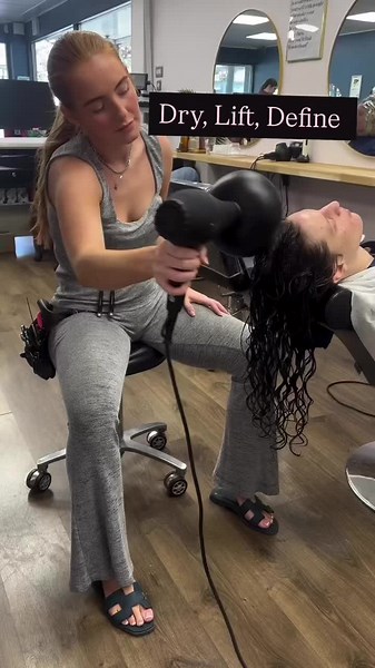 This is your sign to start diffuse drying your curls!!! Here’s a little behind the scenes from the salon; giving this gorgeous head of curls the root lift, bounce & frizz-free finish it deserves using the diffuser! Why I LOVE diffuse drying: ✨ It speeds up drying time (no more waiting hours!) ✨ It helps lock in your curl pattern while it’s still wet ✨ It gives you that juicy, defined curl with less frizz ✨ It boosts volume right at the roots, no more flat crown! Top tip: Always start on low heat