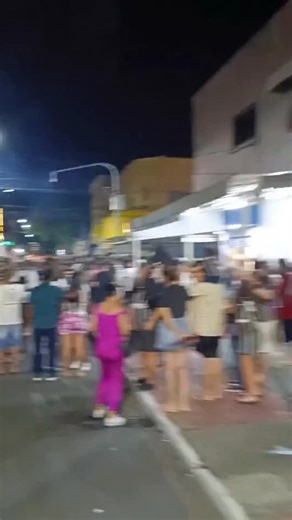 Portal Cruzeiro © on Instagram: "A conquista do Corinthians na Copa do Brasil foi comemorada com muita intensidade pelos torcedores em Cruzeiro (SP) na noite deste domingo (21). Logo após o apito final, o Calçadão do Centro ficou completamente tomado por corinthianos que celebraram o título com uma grande festa. Vestidos com camisas do Timão, torcedores de todas as idades se reuniram para comemorar a vitória histórica. Houve queima de rojões, uso de sinalizadores, buzinaços e cânticos que ecoara