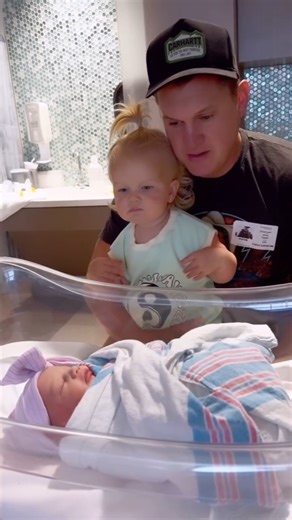 Watch Jon Pardi introduce his daughter Presley Fawn to her newborn baby sister Sienna Grace. Video Courtesy of Jon Pardi/Instagram | Music Mayhem