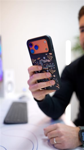 Thomas in tech - Tech | Test | Tuto | Fun on Instagram: "Cette astuce iPhone est vraiment trop stylée ! Dans l’app Appareil photo, si tu laisses ton doigt appuyé sur le bouton photo, tu peux lancer un enregistrement vidéo, même si tu es toujours en mode Photo. Et le meilleur ? 👇�Sans relâcher le bouton : * Glisse ton doigt vers le haut pour zoomer * Glisse vers le bas pour dézoomer Pas besoin de changer de mode, pas de menus… juste un contrôle ultra fluide à un doigt. Si t’a aimé abonne toi ! #