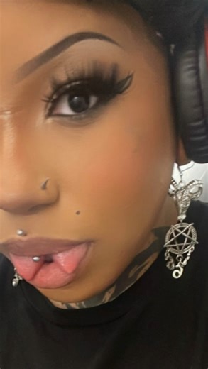 𝓚𝓸𝓫𝓻𝓪 on Instagram: "⚠️TW: Stitches⚠️ Posting my tiktok drafts 🥸 Here’s my healing journey from my tongue split in August! Spent my 26th birthday with a bunch of stitches in my mouth and stuffing my face with dairy free ice cream LMAO! Shoutout to @steve_truitt for his amazing bedside manner and general professionalism! #tonguesplit #bodymodification #bodymods #tonguebifurcation #stevetruitt"