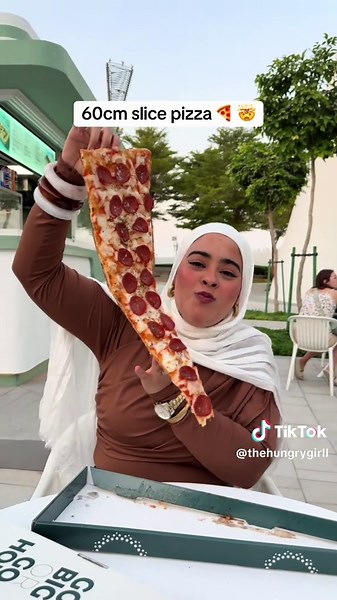 @MIRNA (THE HUNGRY GIRL) #thehungrygirl #tallestpizza #dubaifood #60cmpizza #pizza