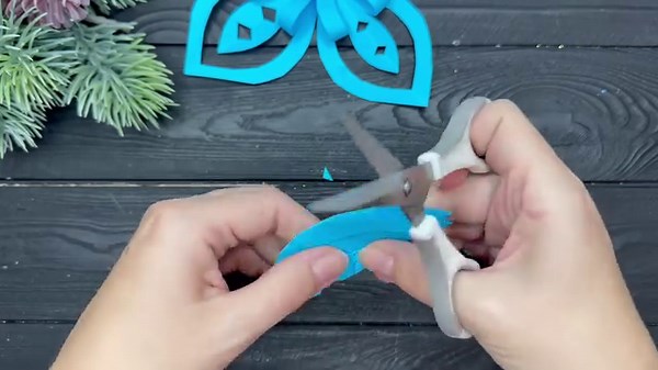 1.9K views · 80 reactions | EASY Paper Snowflake Tutorial Winter Ornaments Christmas decorations #papersnowflaketutorial #3dsnowflake #papercraft #christmasdecorations #christmascrafts #christmasdecor #origamistudio | Origami Studio | Facebook