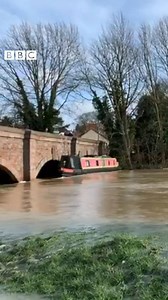 32K views · 197 reactions |  This narrowboat has been left stuck against a bridge on a swollen waterway in Barrow upon Soar. Firefighters said they led the occupant to dry land on Sunday but the boat was still at the scene yesterday afternoon. | BBC Nottingham | Facebook