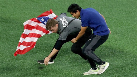 Fan waving American flag storms field in Game 6 of World Series, sparking boos from Canadian crowd