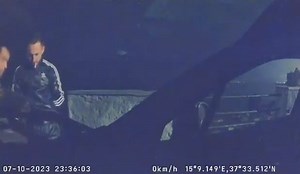 146K views · 949 reactions | Tutorial su come satanizzare una 500x ai muretti di Acicastello. Occorrente: una 500x, tuta Adidas, sigaretta, compare smilzo, cacciavite a stile, self control e un po' di pazienza. Buona visione, le immagini sono già state visionate dalle forze dell'ordine. #iPicciriddiAnaManciari #Katanikistan #SATANIA❤️ #Catania | Inciviltà a Catania | Facebook