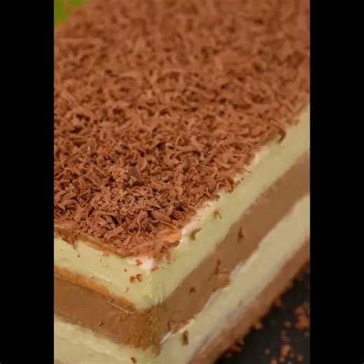 Repostería Maestra 7 on Instagram: "Postre italiano sin horno que siempre queda bien 🍰✨ Fácil, rápido y delicioso. #postrescaseros #recetasfaciles #sinhorno #postresitalianos #aprendeconmigo #reposteriamaestra7 🍰 POSTRE ITALIANO SIN HORNO (LISTO EN 5 MINUTOS) 🧾 Ingredientes • 250 ml de agua • 200 g de galletas dulces (tipo María o Ducales) • 500 ml de crema de leche para batir • 100 g de azúcar pulverizada (glass) • 500 g de queso mascarpone • 150 g de chocolate blanco derretido • 150 g de Nu