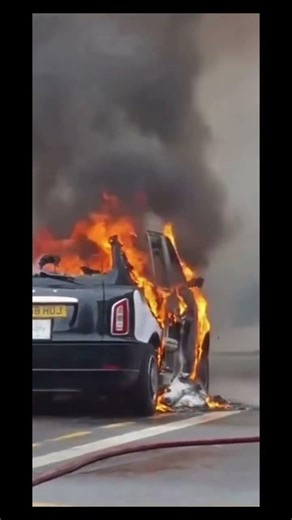 £80k London black cab catches fire #london #blackcab