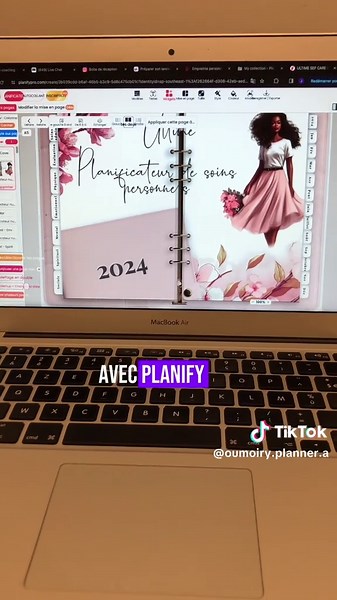 Planify pro c’est l’outil qu’il te faut pour gagner du temps et créer des planners comme une pro. Clique sur le lien dans la bio pour plus d’infos. #produitsdigitaux #plannersdigitaux #entreprendreaufeminin #entreprendreenfrance #businessenligne #revenuscomplementaires #agendaplanner #journalingprompts #journalingaesthetic
