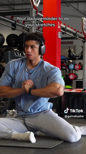 My pre-leg day mobility routine This is mostly about opening up my hips, since they’re normally very tight and need the most work prior to my leg days. Fam, you NEED to be doing your stretches. I can’t stress this enough. Prior to every workout, I’ll do 3-5 minutes of *dynamic* stretching to improve mobility and circulation prior to my lifts. Trust me, your joints will thank you later 👍🏾 Looking to get your body right for the summer? 😎 Apply for 1:1 coaching using the link in my bio 🫡 I’ll b