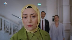 Nursema se hotărăște să își asculte inima și alege să fie împreună cu Ruzgar, iar Pembe găsește fotografia cu Omer și Gorkem. Vizionează serialul “O dragoste” online live, în această seară, începând cu ora 20:00