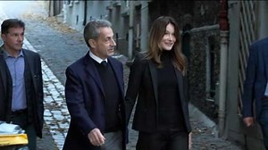 Así se dirigía a la prisión el expresidente francés Nicolás Sarkozy