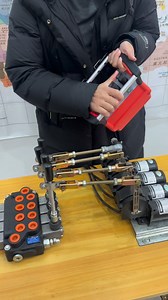 Manufacturer of crane wireless remote controller, 12/24V crane wireless remote controller, 4-way wireless remote controller, 5-lever wireless proportional remote controller, 6-channel wireless remote control proportional valve, good micro-motion, simple installation, waterproof, and remote control distance of 500 meters.#crane #cranetruck #cranes #craneoperator #cranelove #cranework #cranelife #cranesafety #craneindia #driver #reels #viralreels #tata #hitachi #ashokleyland #volvo #volvotrucks #i