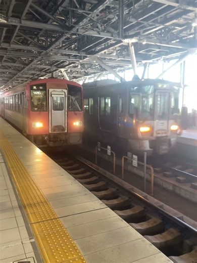 富山駅に同時並行進入してくるJR高山本線と、第3セクターの列車❗️びっくり🫢
