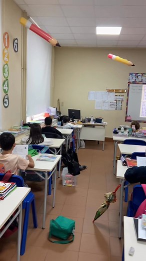 Quando comecei com esta atividade foi com o propósito de chamar a atenção dos meus alunos, na altura de quarto ano, para a música portuguesa, aproveitando para, a partir da letra da canção, trabalhar a gramática, a ortografia e não esquecendo o quanto faz bem desenvolver a compreensão oral e a atenção/concentração. Com esta nova turma já aproveitei, esta atividade tão lúdica, para consolidar as tabuadas que ia introduzindo (Matemática) e, neste caso particular, a propriedade comutativa da multip