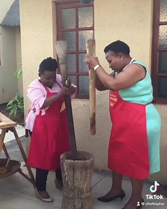 UKUNGQUSHA IN ISIXHOSA Corn grinding to make samp using this technique In some parts of the rural villages in the Eastern Cape this technique of making samp is still used till this day #roots #myroots #goingbacktomyroots #africa #southafrican #southafricanfood #africanfood #africanculture | Chef Sipho Gourmet Meals