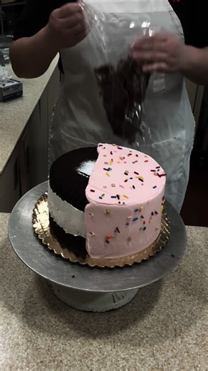 Costumer will add gummy’s , wanted strawberries instead of raspberry:) #fyp #maxandruby #maxandrubycake #90sthrowback #caketok