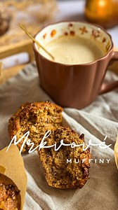 🤎🍂 Mrkvové muffiny 🍂🤎 Tieto voňavé a mäkkučké muffinky jednoducho potrebujete vyskúšať - nielen že chutia úžasne a rozvoňajú vám domovy krásnou škoricovo orieškovou vôňou, ale sú jednoduché na prípravu, teda ideálne na lenivé dni, alebo ak chcete byť za hviezdu a nabaliť deťom do desiatovníka (ak niečo po napečení zostane) 🤣 🤎 Na 10-12 muffinov potrebujeme: Na posýpku: 50g nasekaných orechov 1/2 PL masla 1 PL medu 1/4 čl škorice Na muffiny: 200g polohrubej múky 1 čl prášku do pečiva 1/2 čl