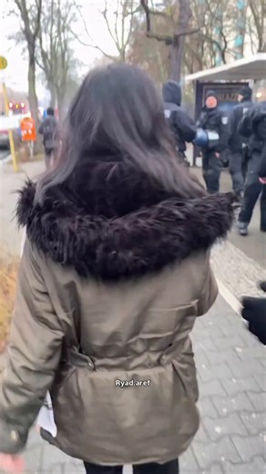 Erwachsener in Uniform greift Minderjährige an die Brust. Was hat die Deutsche Polizei für Methoden?