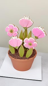 Comentá “RETO” para unirte a mi clase 100% GRATUITA y ONLINE “Sabores en Estructura” y seguir aprendiendo de este maravilloso arte de la decoración de tortas 🎂✨ - Ganache: @ayepale_ar - Pasta para cubrir tortas: @pasta.ballina - Flexible y cortantes con sellos de flores: @productosruphas ¿Ye gusto como quedó el diseño? ¿Te animas a hacerlo para sorprender a mamá en su día? Te espero en mi canal de YouTube, me encontras como Pamela Pastor 💕💕💕 ¡Seguime y no te pierdas nada de todo lo que tengo