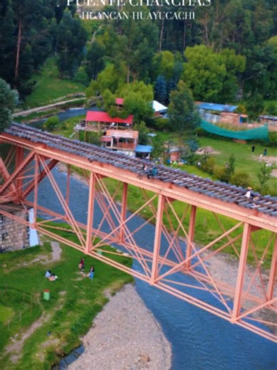 Puente Chanchas Huancayo: vista aérea entre cielo y montaña