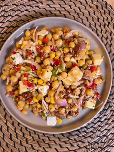 Ensalada de garbanzos veraniega — receta fácil y rápida