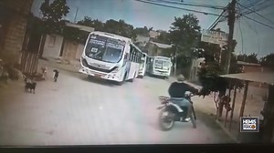 652K views · 8.9K reactions |  GUAYAQUIL l ALERTA.- Las cámaras de un bus urbano en #Guayaquil captan cuando cinco motocicletas con varios sujetos armados a bordo rodean al automotor, para asaltar al conductor y a sus pasajeros. Los pillos después de efectuado el ilícito se bajan eufóricos y se fugan. | El Hemisférico | Facebook