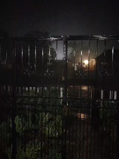 Ilse sent us this video taken by a friend of the storm in Adelaide in the Eastern Cape this evening (30 December 2025). Whatsapp photos/videos to 081 251 8029 See https://snowreport.co.za for weather forecasts. #weather