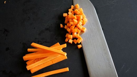 Tailler une brunoise de carotte