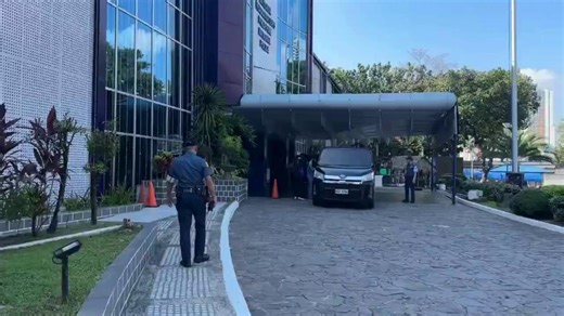 PANOORIN: Dumating sa PNP headquarters sa Camp Crame, Quezon City si ICI Chairman Justice Andres Reyes Jr. para sa isang "high level" meeting tungkol sa anomalya sa flood control projects ngayong Miyerkoles, Nobyembre 12, 2025. | via Joseph Morong/GMA Integrated News | GMA News