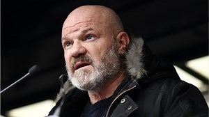 FEMME ACTUELLE - Philippe Etchebest contre le pass sanitaire : pour un confrère, il "fait de la télé
