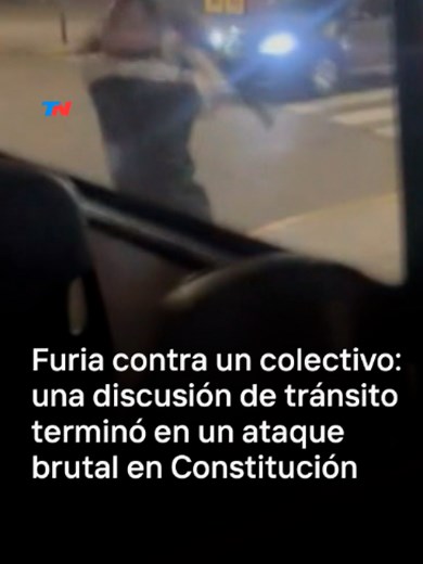En Constitución, un conductor protagonizó una violenta discusión con un colectivero: atacó una unidad de la línea 60 con un fierro y terminó detenido. Los pasajeros registraron toda la secuencia y dieron aviso a la Policía.