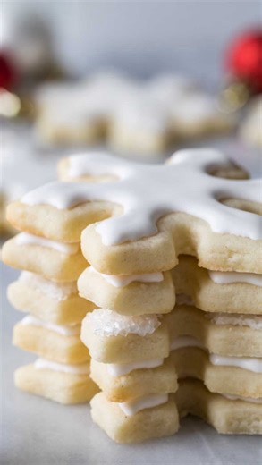 Samantha Merritt on Instagram: "A sweet and simple recipe for no-chill sugar cookies, these are buttery and soft with crisp defined edges and don’t require any chilling in the refrigerator. Want the recipe? Comment “recipe” below or find it here: https://sugarspunrun.com/no-chill-sugar-cookies/ #madefromscratch #christmascookies #sugarcookies"