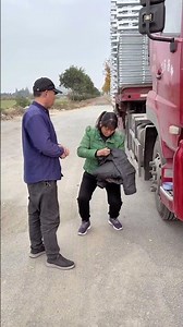 天太冷了，老公一天都没吃饭，胃都饿的疼。给他送点饭。#用抖音记录卡车生活 #roadtrip #automobile #truckdriver #truckdriverjobs