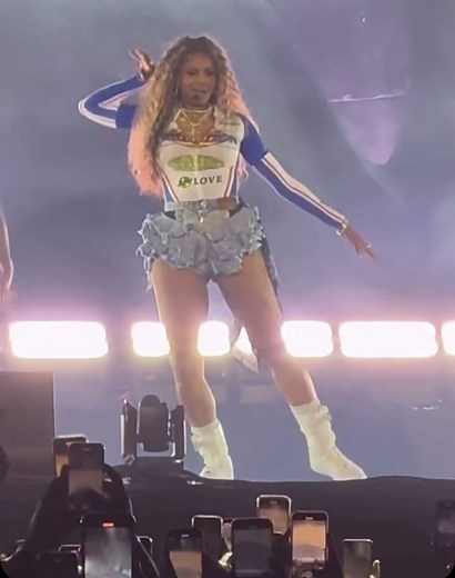 QUEEN OF THE BOXES | CIARA @ciara IN NZ TREATED RUFFLE BRIEFS @coachella | Instagram