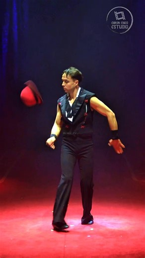 🎩 Boom! My hat juggling act at the 2nd International Circus Festival of Zaragoza! A huge thank you to Carlin Chico for this amazing video 🎥🔥 The magic of circus lives in the smallest details… and in a few well-timed throws 😉 #CircusLife #HatJuggling #CircusArtist #FestivalDeCirco #Zaragoza #JugglingArt #CarlinChico #ContemporaryCircus | Sage Macaggi