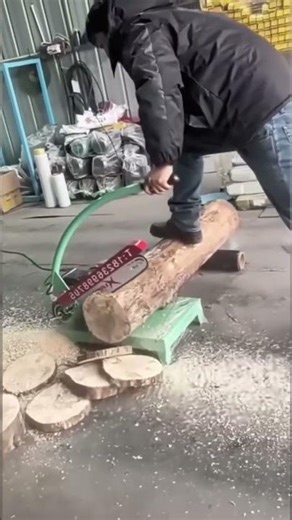 Cutting process of wood with pole saw