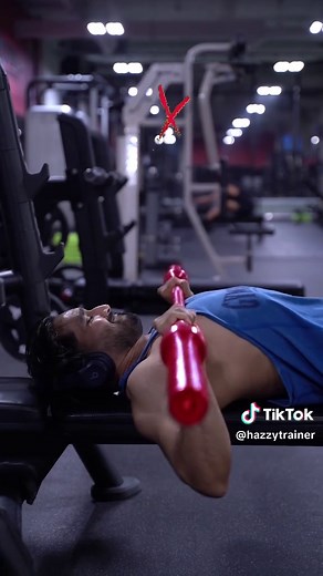 Carve your Body with Flat Bench ⚠️ . Here are 5 Steps you want to be aware of to get stronger with Flat Barbell Bench Press. Step #1: You want to Align your Eyes with the Barbell for a Proper Setup. Step #2: Bring your Knees Out with your Feet Planted, and your Glutes Squeezed Together for Greater Stability. ✅ Step #3: For Beginners, avoid Using a Suicide Grip so the Bar Does Not Slip from your Hands. ⚠️ Step #4: Instead of Having your Elbows completely Flared Out, Tuck your Elbows Slightly In A