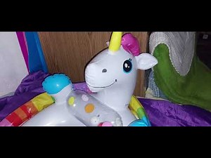 Baby unicorn swim ring deflating(Baba unikornis úszógumi leeresztés)
