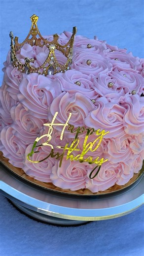 𝑨𝒓𝒊 𝒂 𝒍𝒐 𝒄𝒖𝒃𝒂𝒏𝒐/𝑻𝒂𝒍𝒍𝒆𝒓 𝑶𝒏𝒍𝒊𝒏𝒆 📲 on Instagram: "CAKE CUBANO 🇨🇺🎂🌹 *️⃣Vainilla *️⃣3 rellenos *️⃣2 guayaba -1 dulce de leche *️⃣decorado con merengue cubano"