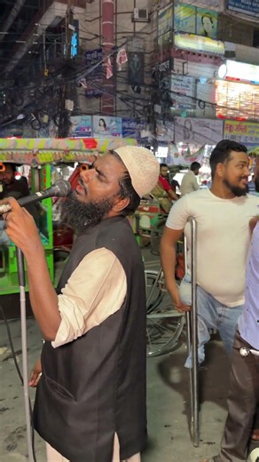 কুরআনের সুরে হৃদয় ছুঁয়ে গেল ঢাকার রাস্তায় শত শত পথচারীদের