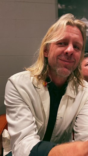 Everyone acts so suspicious these days… #switchfoot #ontour #interrobang #jonforeman #justforfun #dontbesuspicious #sus #fypシ #smirk